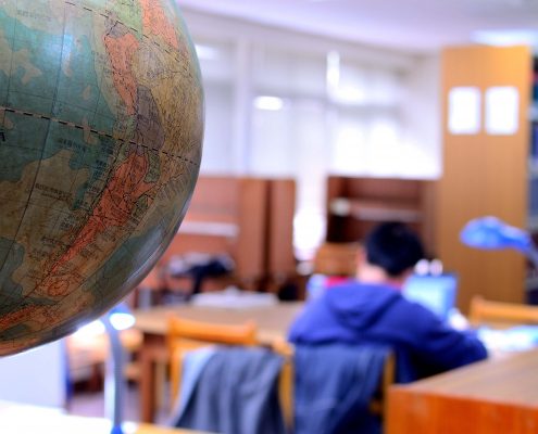 圖書館裡的地球儀