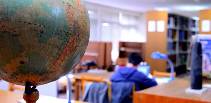 圖書館裡的地球儀