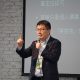 講師拿著麥克風演講