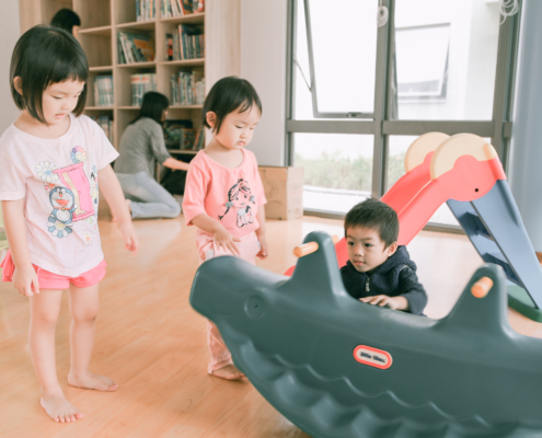 3個小孩在親子遊戲室玩耍