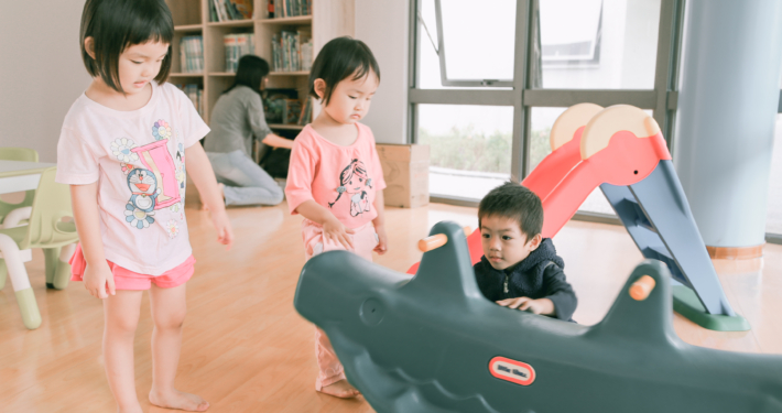 3個小孩在親子遊戲室玩耍