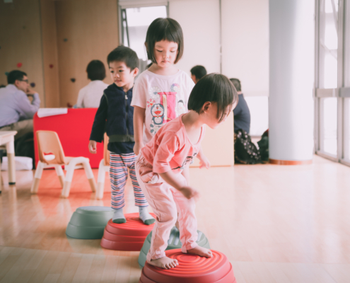 3個小孩在親子遊戲室玩耍