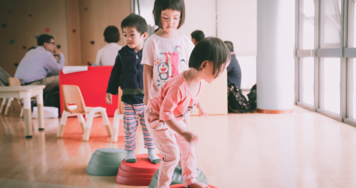 3個小孩在親子遊戲室玩耍