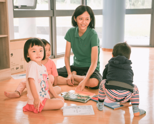 3位小孩與1位媽媽在親子遊戲室