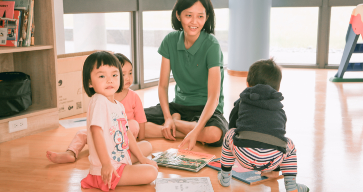 3位小孩與1位媽媽在親子遊戲室